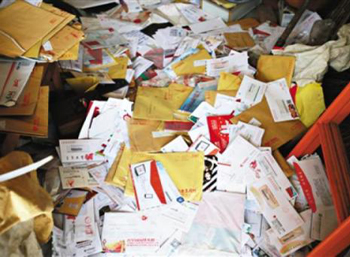 室內堆放的雜物.jpg 室內堆放的雜物.jpg