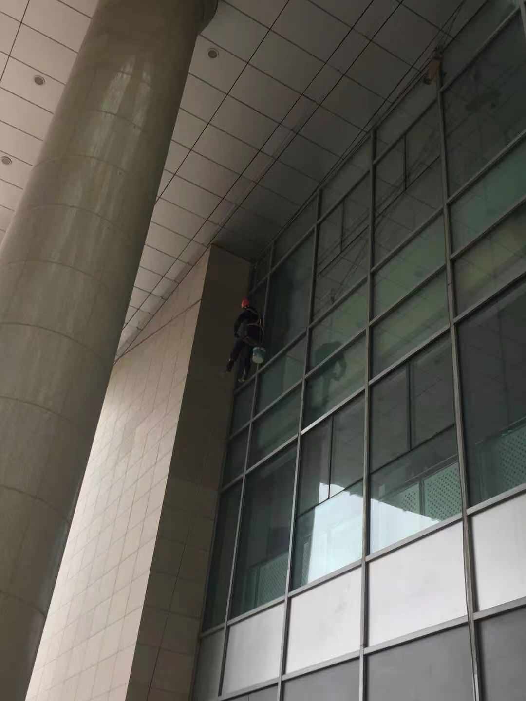 微信圖片_20201123092709 行政A,B座連廊幕墻玻璃清洗中照片.jpg 微信圖片_20201123092709 行政A,B座連廊幕墻玻璃清洗中照片.jpg