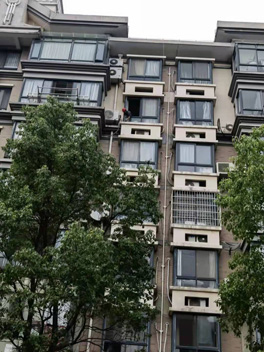 窗臺下都是濕的，是窗戶漏水嗎？漏水的原因是什么？怎么解決？