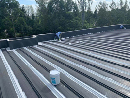 彩鋼瓦屋面出現(xiàn)漏水和生銹,該如何修復(fù)翻新?